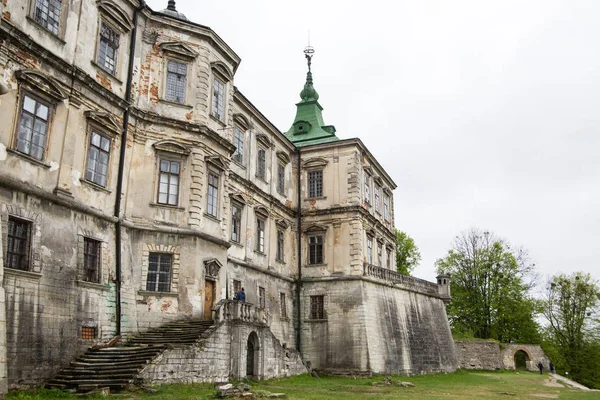 Pidhirci, 乌克兰-2017年5月2日: 老宫殿城堡 Pidhirci 在乌克兰 — 图库照片