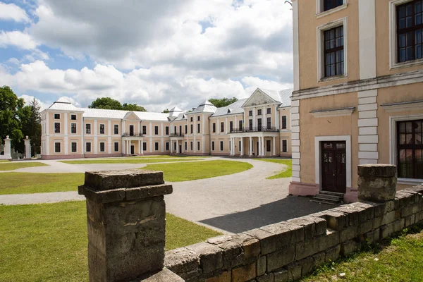 Vyshnivets, Ucrania - 07 de julio de 2017: El palacio familiar Vyshnevetsky en la región de Ternopil —  Fotos de Stock