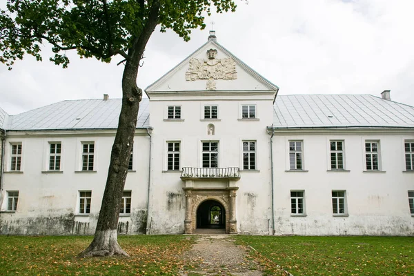 Entrée du monastère sur les ruines du château de Jazlowiec (Yazlovets), Ukraine — Photo