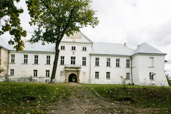 Jazlowiec (Yazlovets) 城遺跡、ウクライナに修道院への入り口 — ストック写真