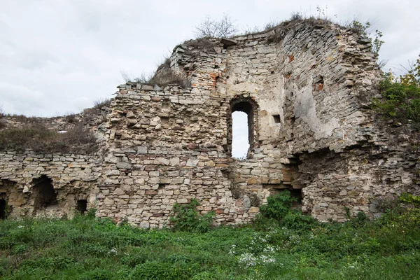 Oude geruïneerd Jazlowiec Yazlovets kasteel, regio Ternopil, Oekraïne — Stockfoto