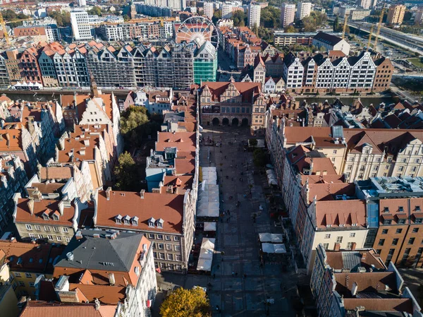 Typowe kolorowe budynki w historycznym centrum Gdańska, Polska — Zdjęcie stockowe