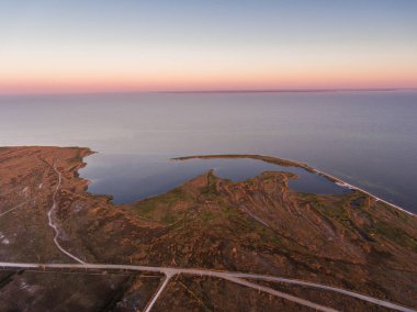 Byriuchyi Adası üzerinde bir gündoğumu havadan görünümü - Azak Denizi ve Utljuk Lyman arasında tükürmek , Azak-sivas milli parkı