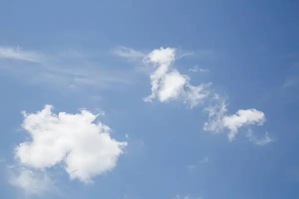 Nuages blancs en été ciel bleu — Photo