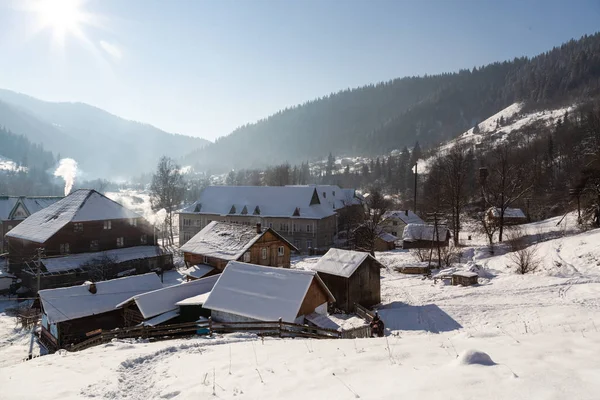 Pueblo de cuento de hadas Kryvorivnia cubierto de nieve en Cárpatos —  Fotos de Stock