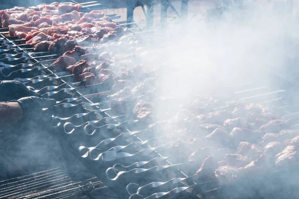 Carne a la parrilla en un festival de comida callejera —  Fotos de Stock