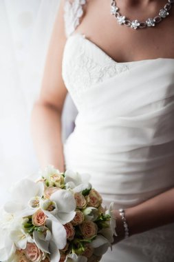 Güzel düğün buketi Gelinin ellerinde