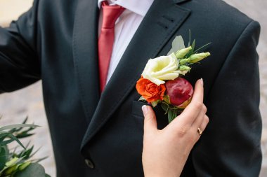 Damat yaka üzerinde yaka çiçeği