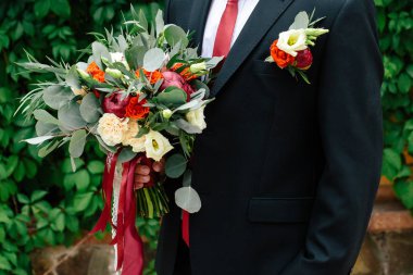 güzel düğün buket damadın elinde