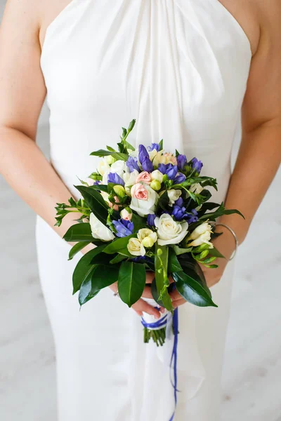 El ramo hermoso de boda en las manos de la novia —  Fotos de Stock