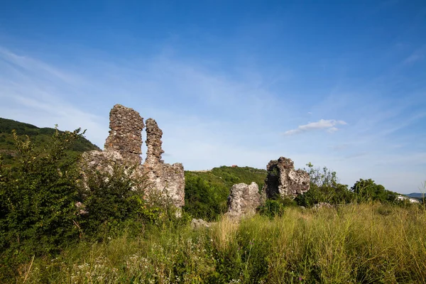 Руины замка на Черной горе в Виноградово, Закарпатье — стоковое фото