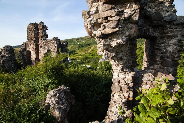 Руїни замку на Чорній горі у Виноградово (Закарпаття). — стокове фото