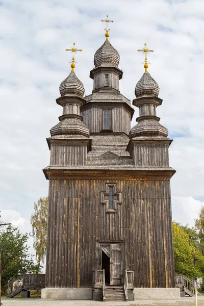 Деревянные казаки Церква (Георгиевская церковь) в украинской виллаге — стоковое фото
