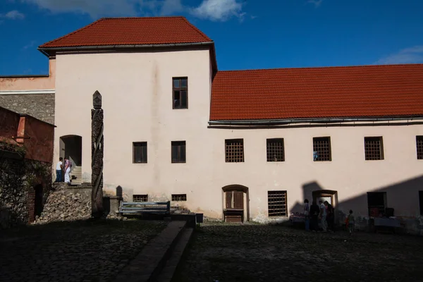 Habitação do Castelo de Palanok com paredes brancas, janelas arqueadas e um telhado de azulejos vermelhos — Fotografia de Stock