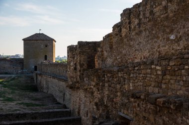 Odessa bölgesindeki Dinyester nehrinin kıyısındaki Akkerman kalesine bakın..