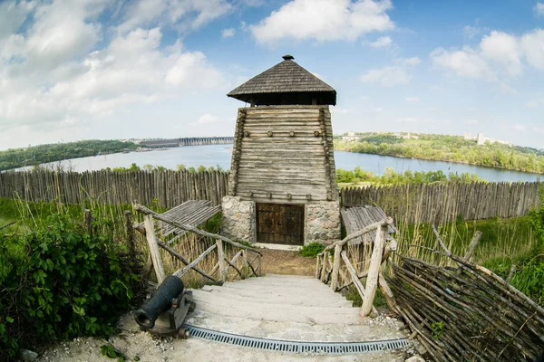 La tour en bois et les fortifications de protection dans le Musée des Cosaques Zaporizhian sur l'île de Khortytsia — Photo