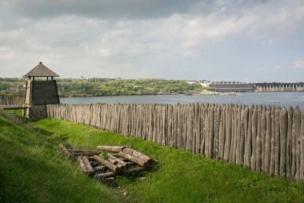 Khortytsia島のZaporizhianコサックの博物館で木製の塔と保護要塞 — ストック写真