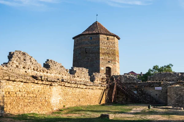 Вид на Аккерманскую крепость, которая находится на берегу Днестровского устья, в Одесской области . — стоковое фото