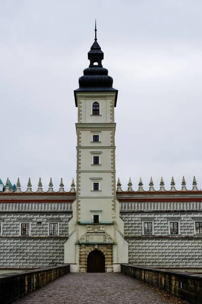 Krasicki-Palast in Krasiczyn. Die Burg gehörte mehreren polnischen Adelsfamilien und wurde von vielen polnischen Königen besucht — Stockfoto