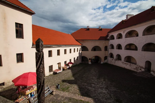 Жилье Паланокского замка с белыми стенами, арочными окнами и красной черепичной крышей — стоковое фото