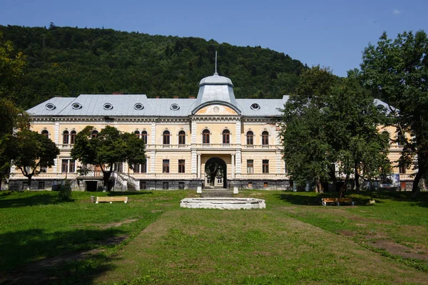Дворец в стиле нео-барокко в Сколе — стоковое фото