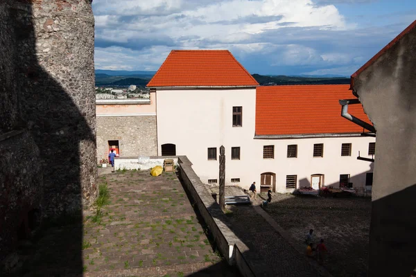 Beyaz duvarları, kemerli pencereleri ve kırmızı kiremitli çatısı olan Palanok Kalesi — Stok fotoğraf