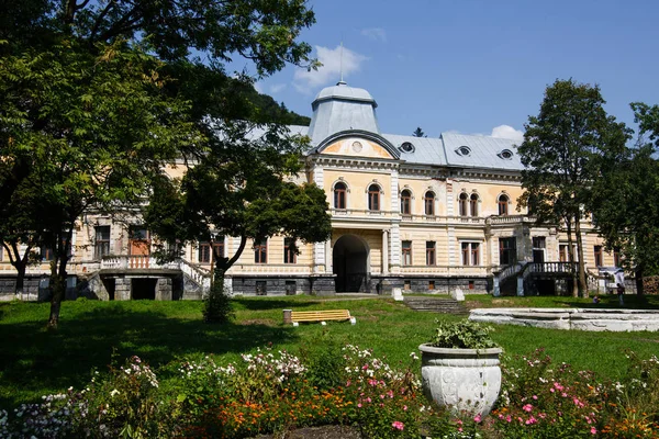 Groedl neo barokní palác ve skole — Stock fotografie