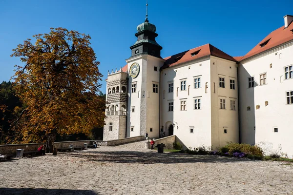 Ortaçağ şatosu Pieskowa Skala güzel bir sonbaharda Polonya 'nın Krakow kenti yakınlarında — Stok fotoğraf