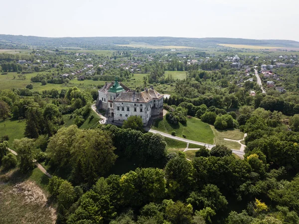 Vue aérienne Frome drone au château historique et parc à Olesko — Photo