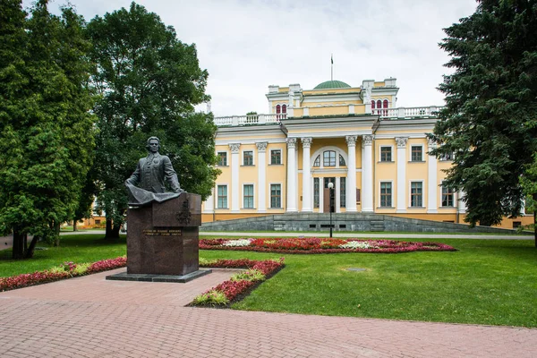 Statue von rumyantsev nikolai im Gomel Stadtpark in der Nähe des Palastes — Stockfoto