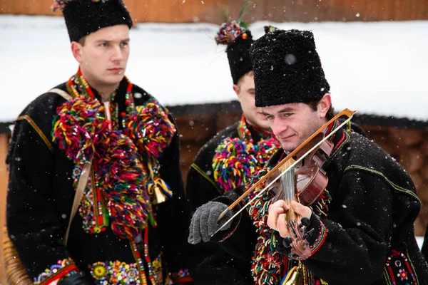 Jogador de violino no traje nacional de Hutsul joga tradicional c velho — Fotografia de Stock