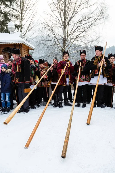 Famoso hutzulian Koliadnyky em traje Hutsul nacional cantando C — Fotografia de Stock