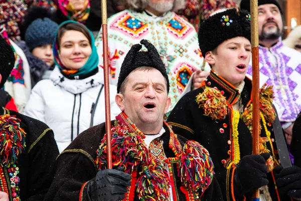 A híres hutzulian Koliadnyky Kryvorivniából karácsonyi autót énekel — Stock Fotó