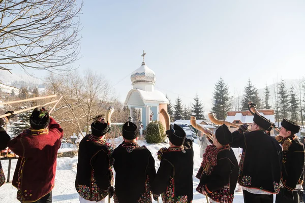 Ulusal Hutsul kostümüyle ünlü Hutsul Koliadnyky C 'yi söylüyor. — Stok fotoğraf