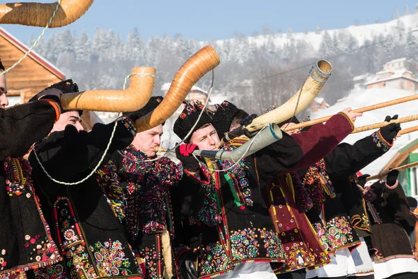 Ulusal Hutsul kostümüyle ünlü Hutsul Koliadnyky C 'yi söylüyor. — Stok fotoğraf