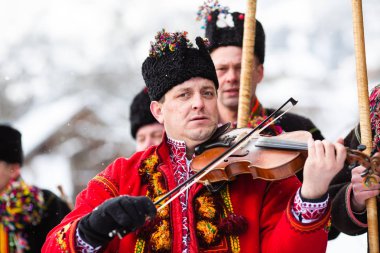 Ulusal Hutsul kostümlü kemancı geleneksel c 'yi çalıyor