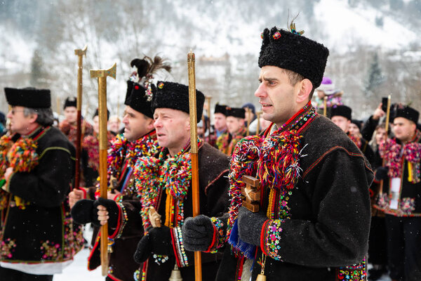 Известные гуцульцы Колядники из Криворивнии поют рождественскую машину
