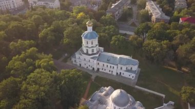 Ukrayna 'nın Chernihiv kentinin tarihi ve turistik merkezindeki Collegium, Boris ve Gleb Katedrali ve Kurtarıcı Dönüşüm Katedrali