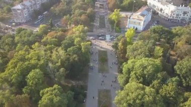 Chernihiv, Ukrayna - 23 Eylül 2018: Çernihiv 'in turistik merkezine park ve pek çok insan havadan bakış