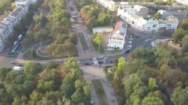 Chernihiv, Ukrayna - 23 Eylül 2018: Çernihiv 'in turistik merkezine park ve pek çok insan havadan bakış