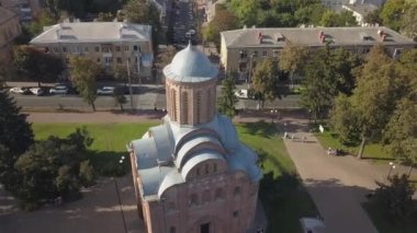 Chernihiv, Ukrayna - 23 Eylül 2018: Pyatnytska kilisesine ve Chernihiv kentinin merkezine havadan bakış, Ukrayna