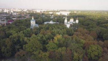 Ukrayna 'nın Chernihiv kentinin tarihi ve turistik merkezindeki Collegium, Boris ve Gleb Katedrali ve Kurtarıcı Dönüşüm Katedrali