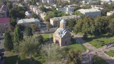 Chernihiv, Ukrayna - 23 Eylül 2018: Pyatnytska kilisesine ve Chernihiv kentinin merkezine havadan bakış, Ukrayna