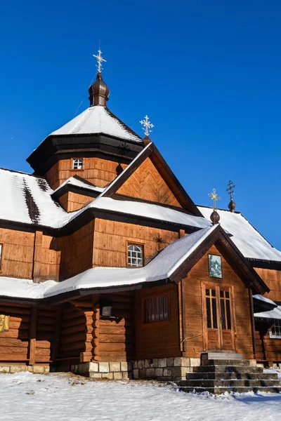 Старая деревянная православная церковь в горной деревне Криворивня на Украине — стоковое фото