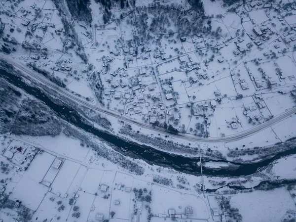 Klidná a útulná pohádková vesnice Kryvorivnia pokrytá sněhem v Karpatech, letecký výhled. Typická krajina v národním parku Hutsulshchyna na Ukrajině. Dovolená a zimní sporty. Royalty Free Stock Obrázky
