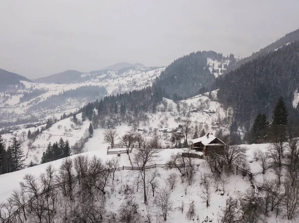 Mesebeli falu Kryvorivnia borított hó Kárpátok hegyek télen, tipikus táj Hutsulshchyna Nemzeti Park Ukrajnában Stock Kép