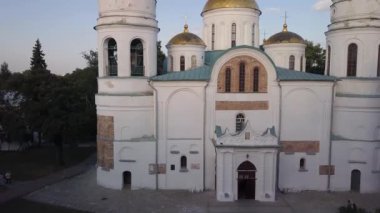 Ukrayna, Chernihiv 'deki en eski Başkalaşım Katedrali' nin hava manzarası, Moğol öncesi Rusya 'nın hayatta kalan birkaç binasından biri.