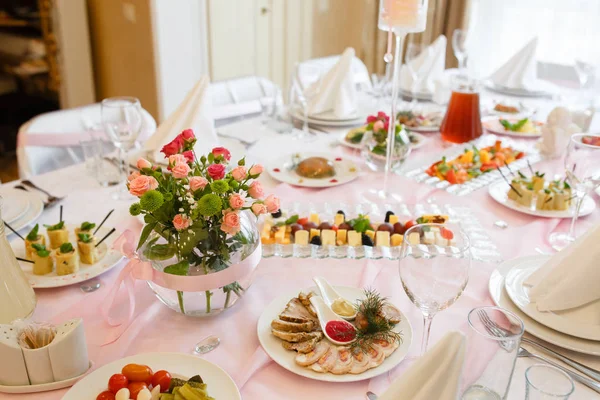 Servido para mesa de restaurante banquete com pratos, lanche, talheres , — Fotografia de Stock