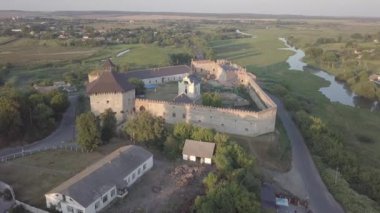 Aerial 'dan Medzhybizh Kalesi' ne, Podolia 'daki Polonya Krallığı' nın en güçlü kalelerinden biri. Ukrayna 'nın Medzhybizh kasabasında, Güney Böceği nehirlerinin birleştiği yerde yer almaktadır..