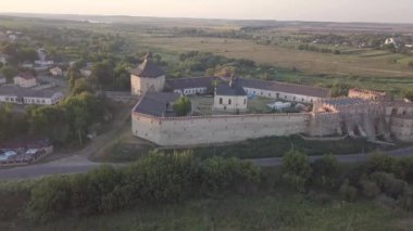 Aerial 'dan Medzhybizh Kalesi' ne, Podolia 'daki Polonya Krallığı' nın en güçlü kalelerinden biri. Ukrayna 'nın Medzhybizh kasabasında, Güney Böceği nehirlerinin birleştiği yerde yer almaktadır..